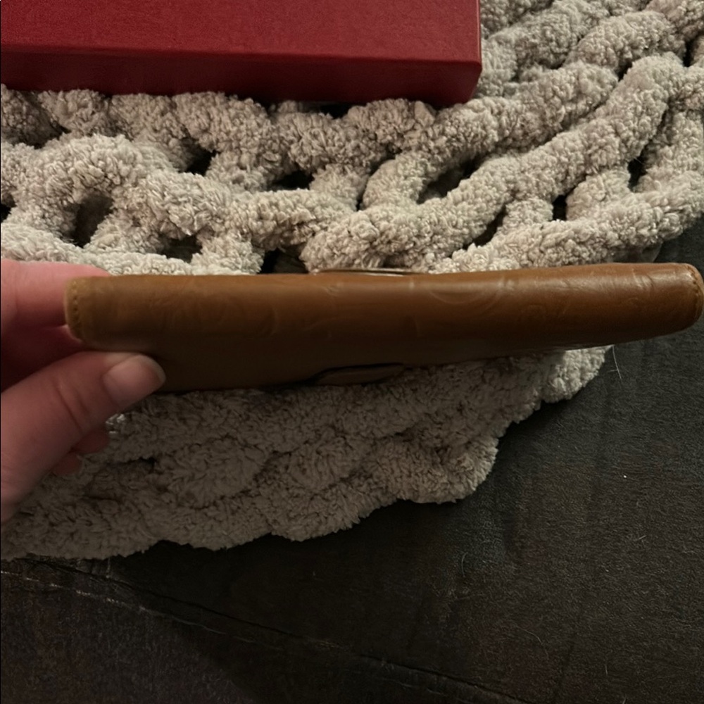 Salvatore Ferragamo Floral Embossed Tan Leather wallet - Picture 8 of 8